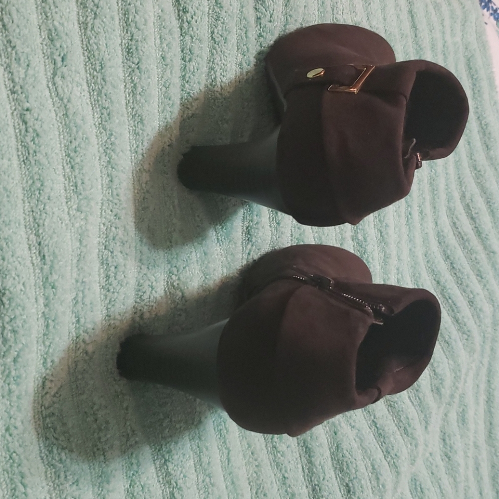Shoes - Picture 3 of 4